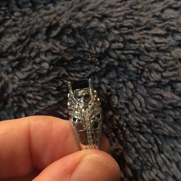 White gold filled 💙 shaped skull ring - Picture 4 of 5
